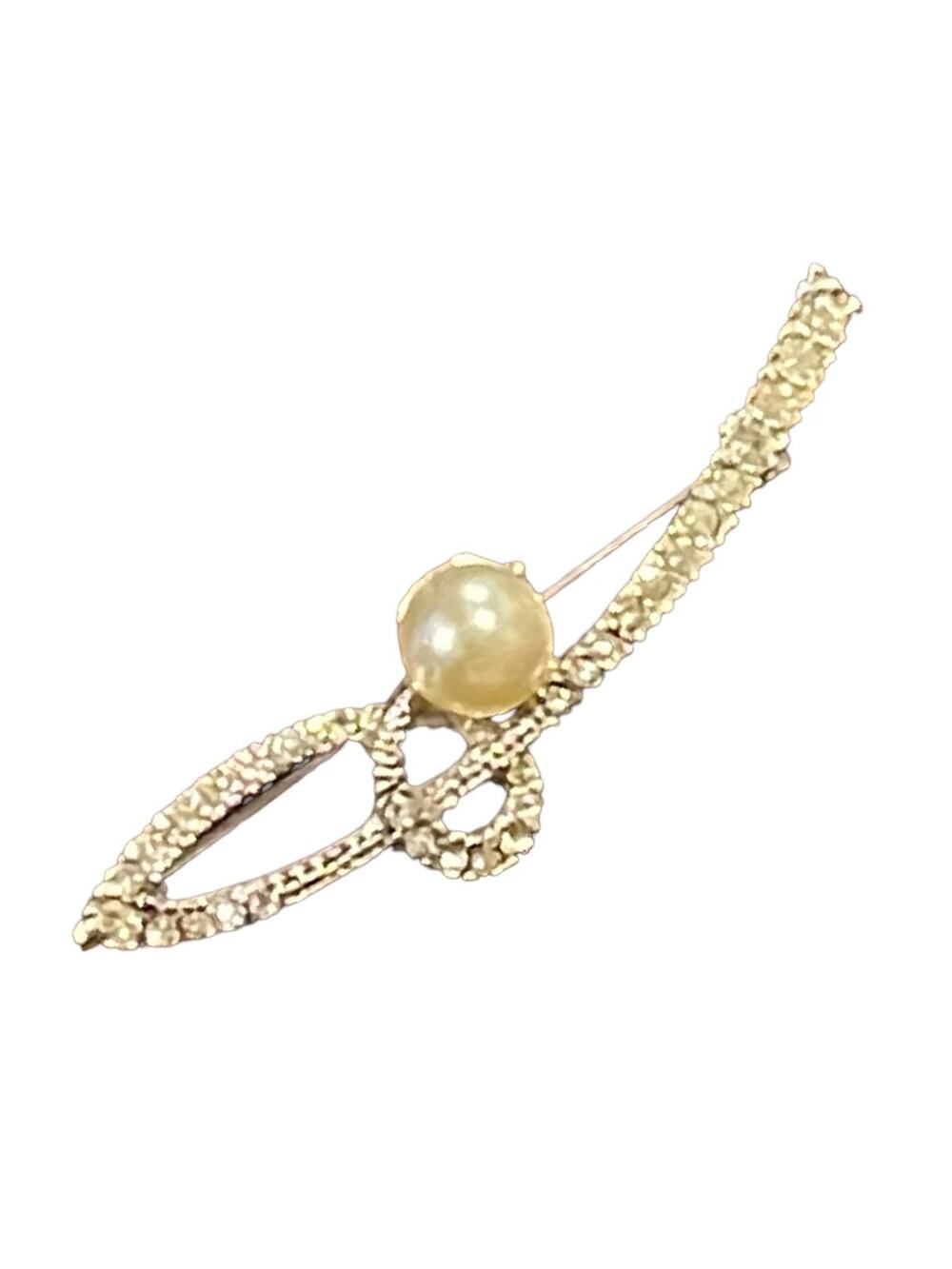 Vintage Pearl and Rhinestone brooch in silver tone metal. 1960s Estate